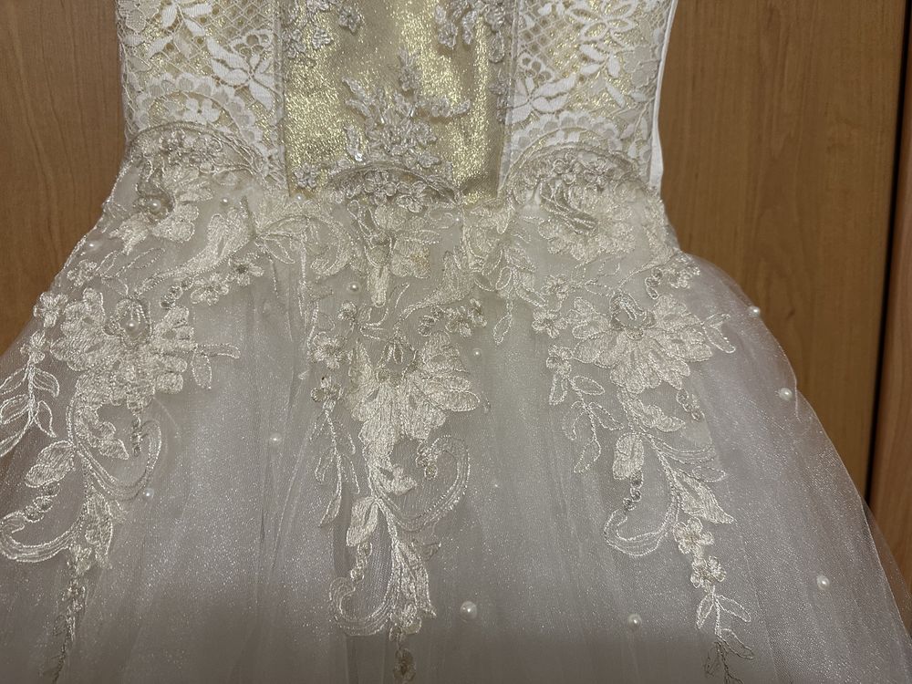 Праздничное белое с золотым платье из фатина с болеро на 8-10 лет