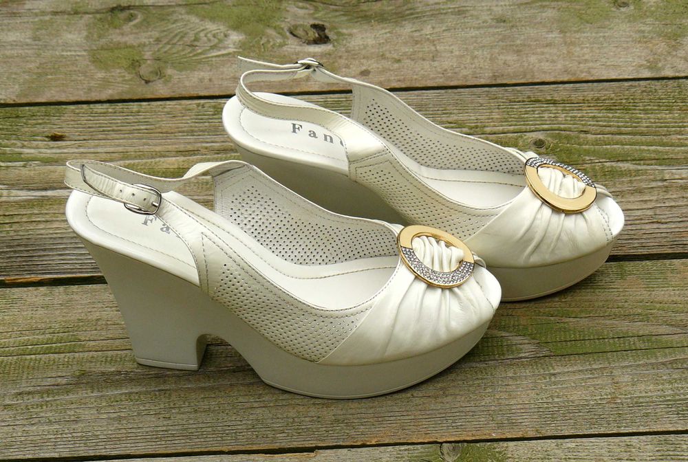 Білі босоніжки на танкетці з натуральної шкіри 36 р. Fancy