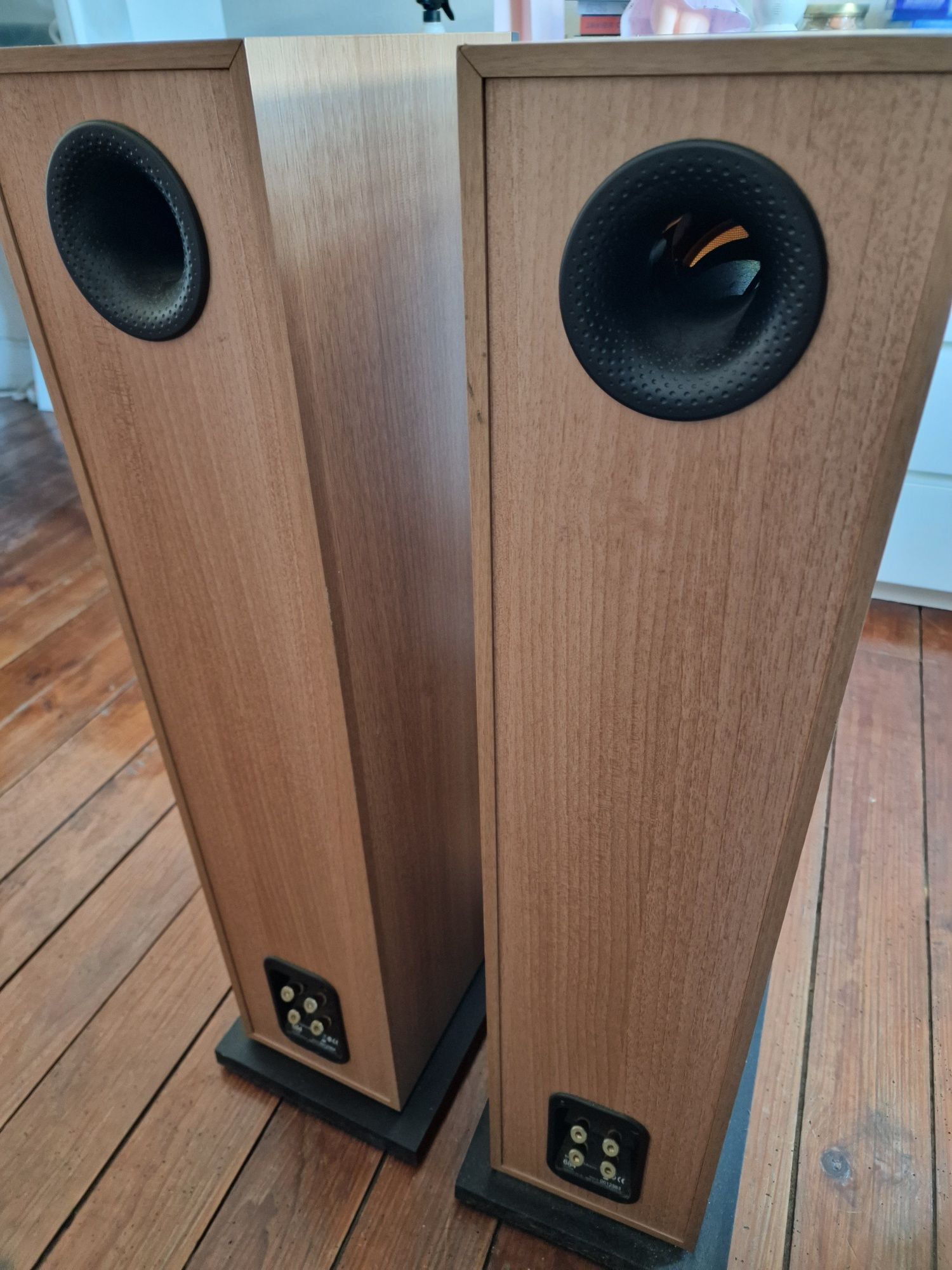 Bowers and Wilkins 684 b&w