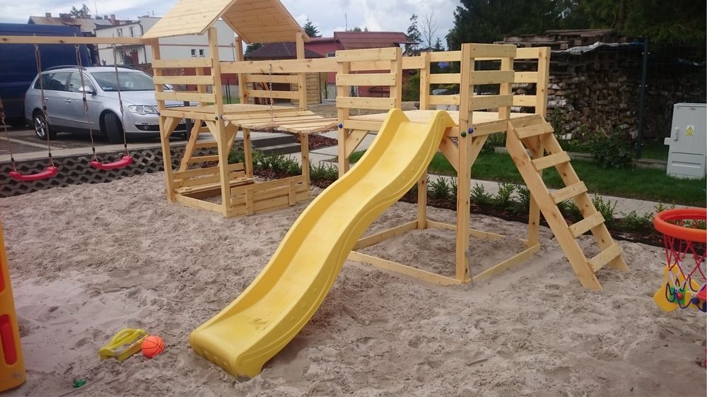 Plac zabaw scianka wspinaczkowa hustawki zjezdzalnia mostek
