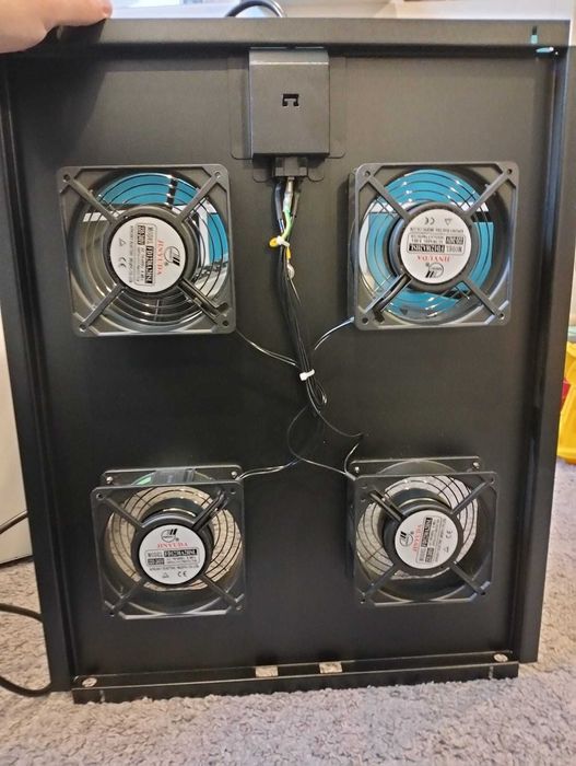 Pokrywa górna z wentylatorami do szaf RACK 19'