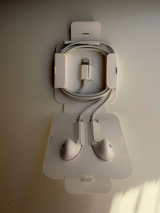 Fone EarPods com conector Lightning Apple