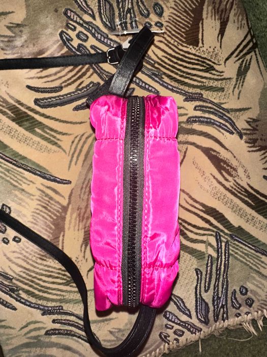 Маленька сумка через плече рожевого кольору