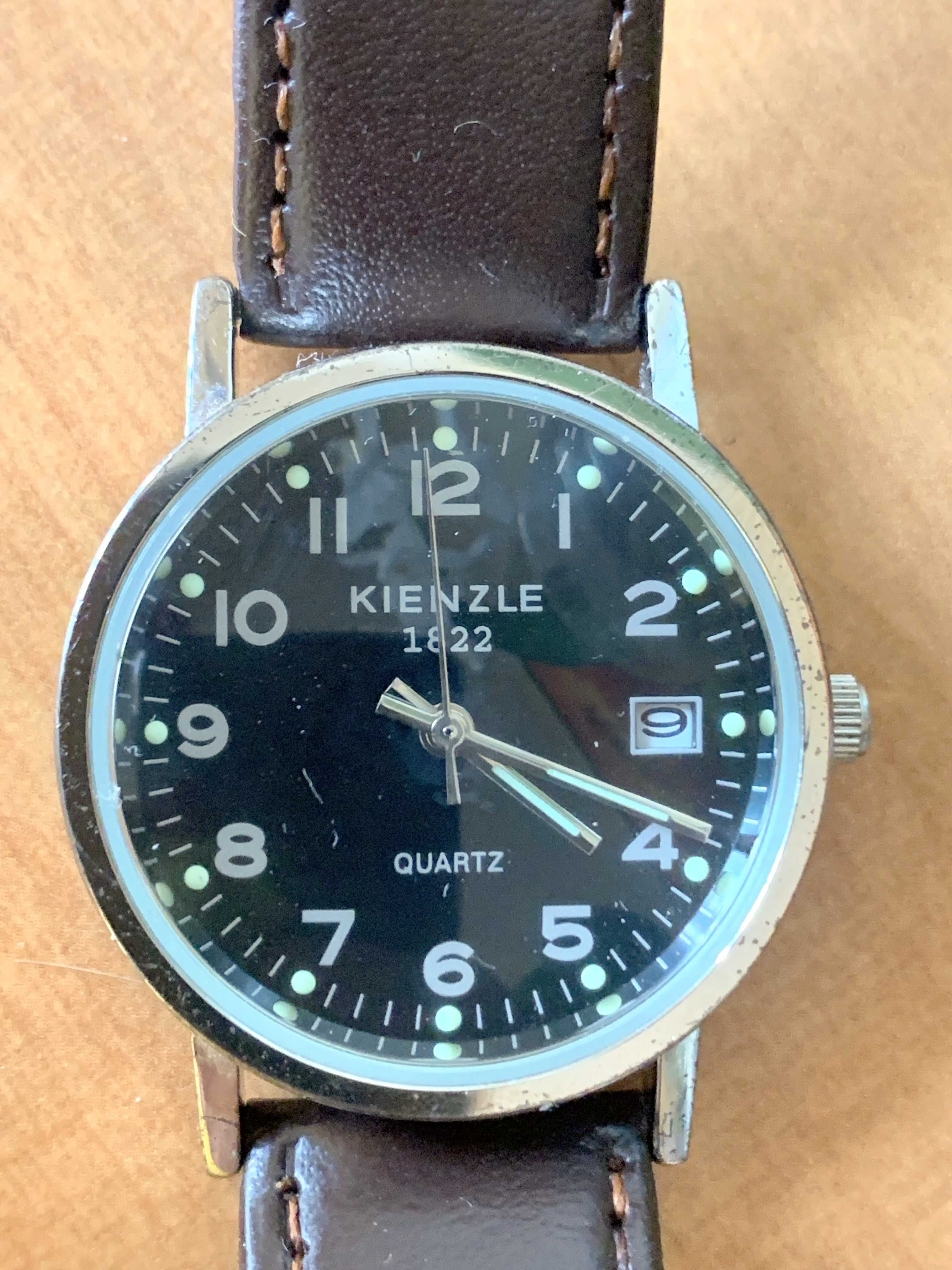 Zegarek Kienzle, kwarcowy z czarną tarczą.