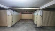 Garagem fechada para carro e moto ou arrumos.