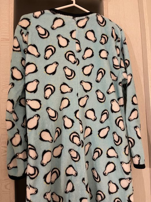 Pijama estilo babygrow azul com pinguins