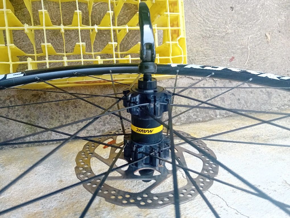 Roda da frente Mavic 29