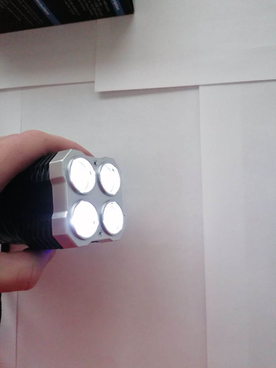 Модель L-S03
Акумуляторний ліхтарик 
Матеріал пласмаса АВС
4 світлодіо