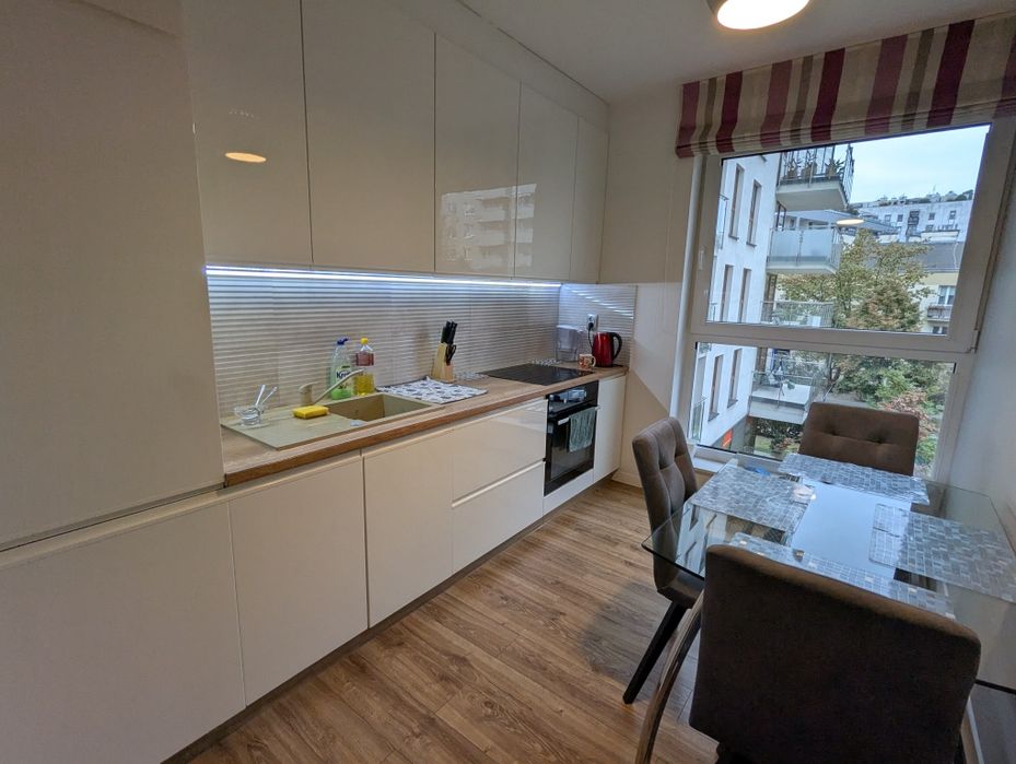 Pokój - wysoki standard, tramwaj+PKP+metro, winda