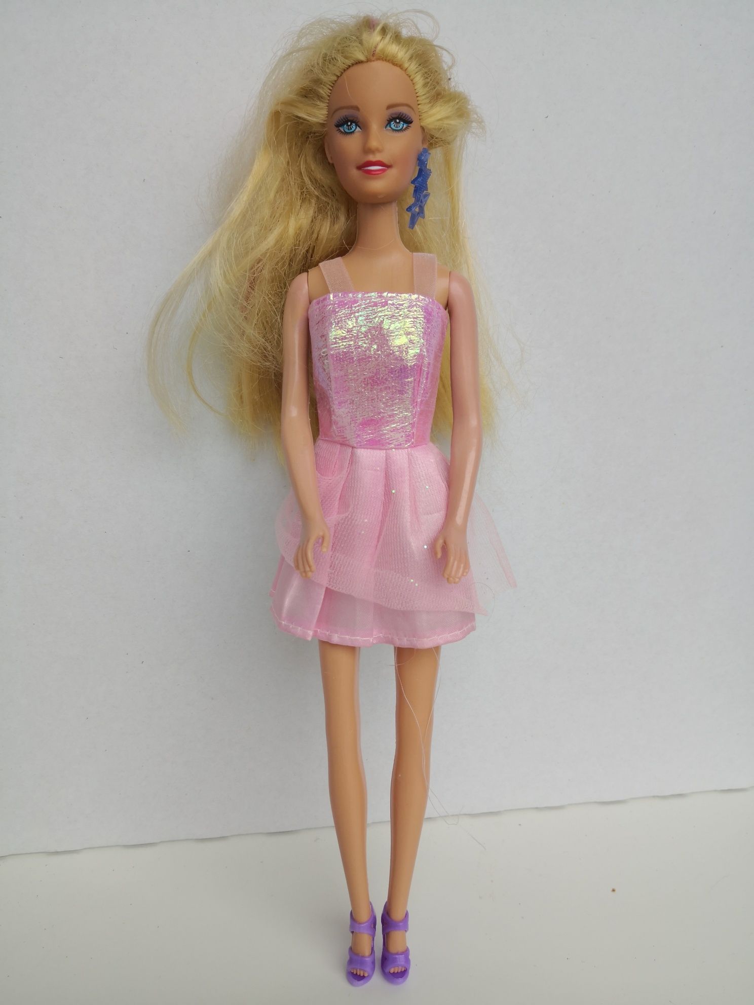 Barbie lalka w różowej sukience z kolczykiem i torebką