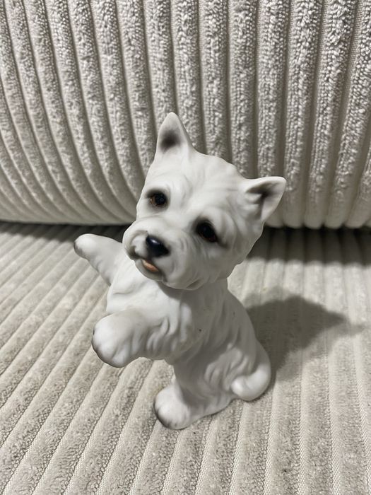 Ceramiczna Figurka przedstawia psa rasy West Highland White Terrier