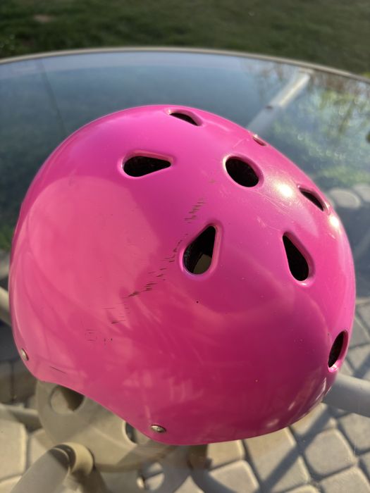 Różowy kask rowerowy