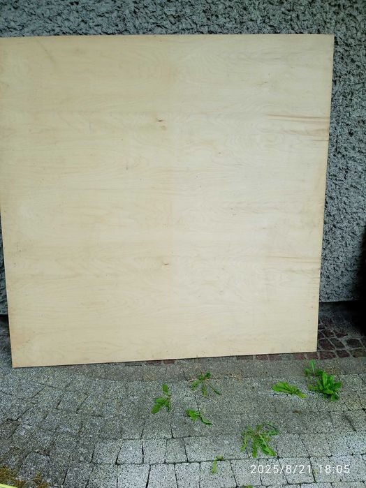 Sklejka drewniana 1275 mm x 1270 mm x 10 mm.