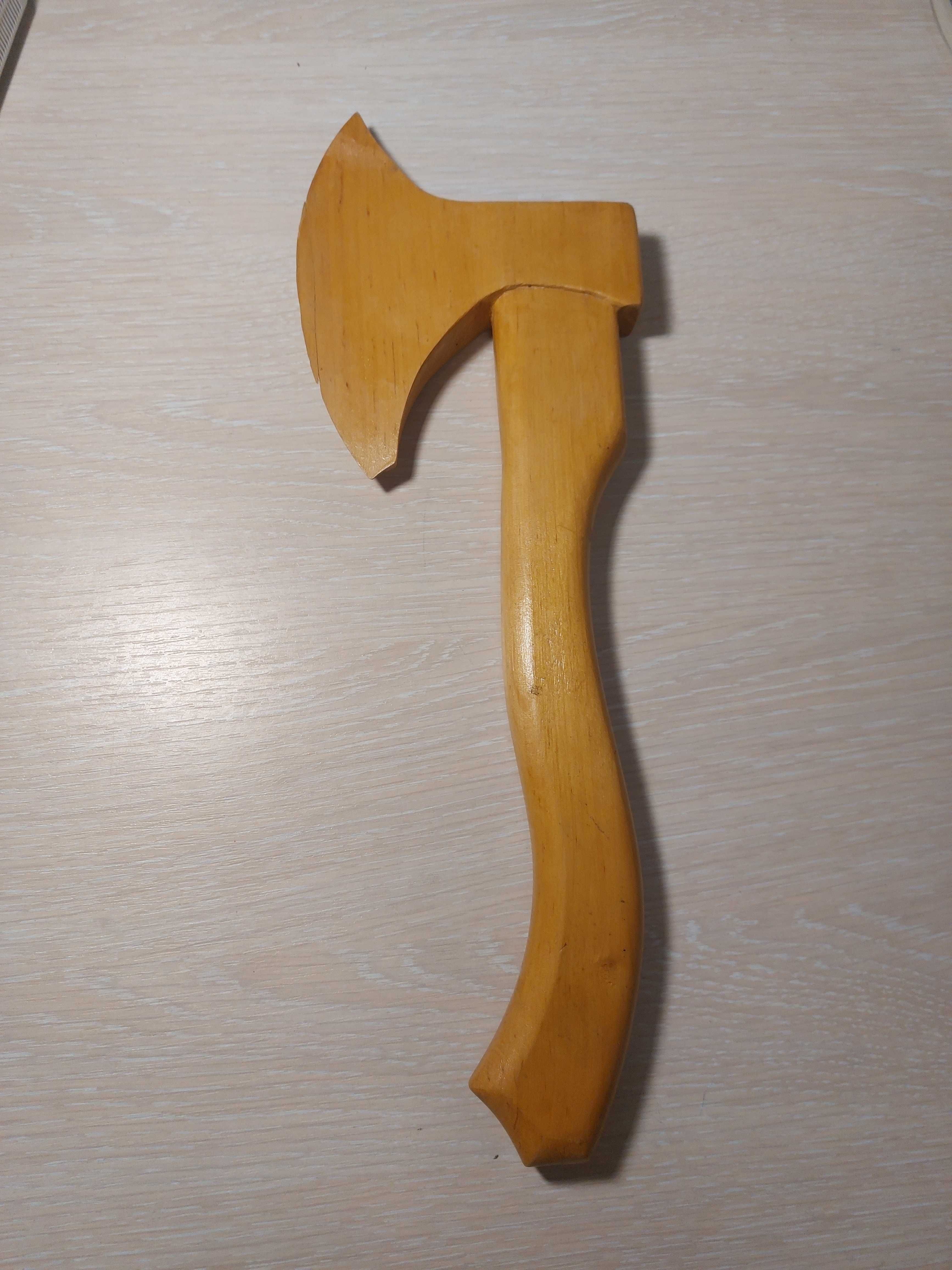 Продам топор повністю зроблений з дерева.