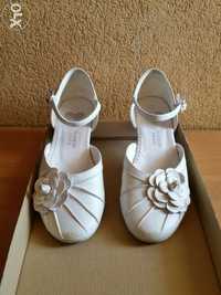 Białe sandały komunijne