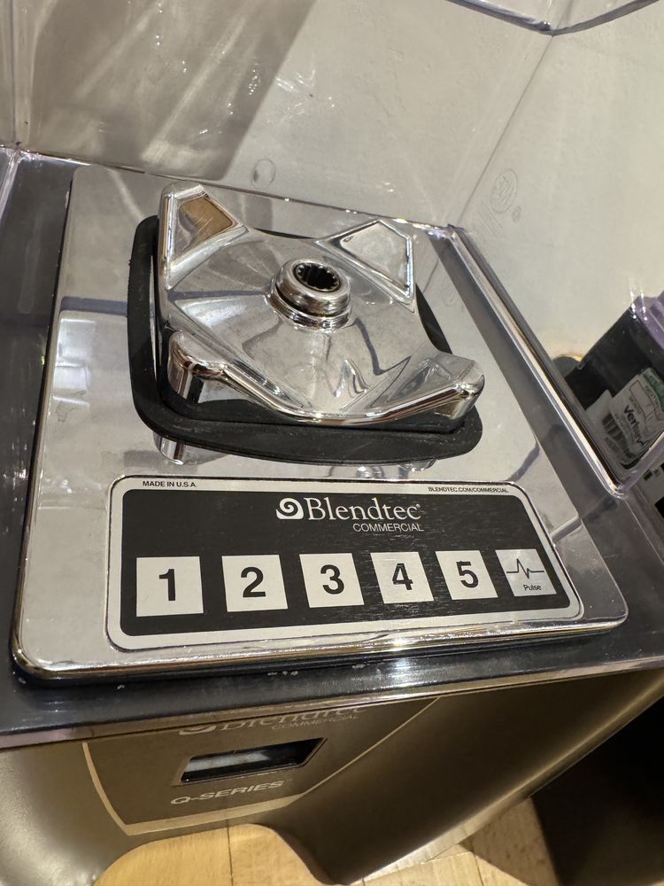 Zestaw: Blendtec Q-series plus drugi na czesci. Blender kielichowy