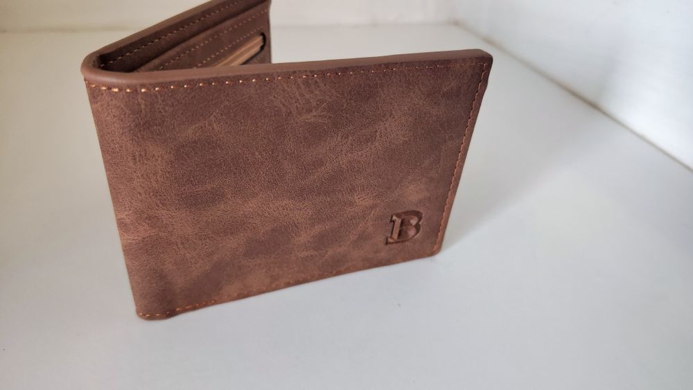 Carteira em pele cor de café