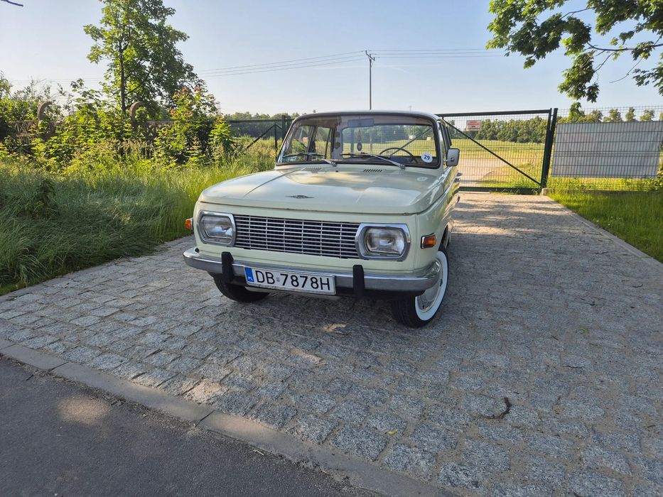 Wartburg 353 klasyk przykuwający uwagę przechodniów