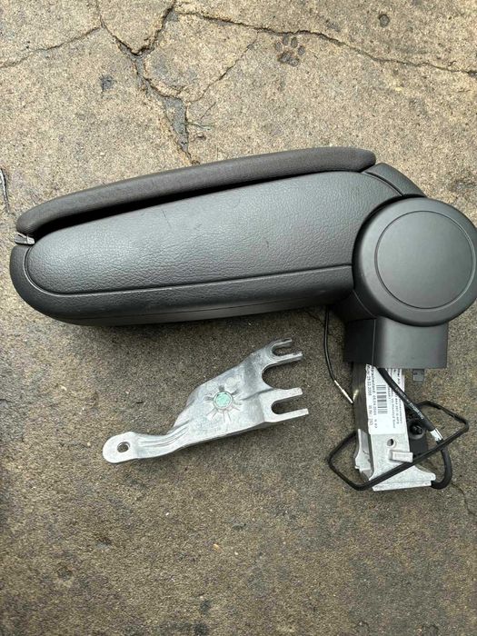 podłokietnik welurowy wspornik mocowanie audi a4 b6 b7 sprawny