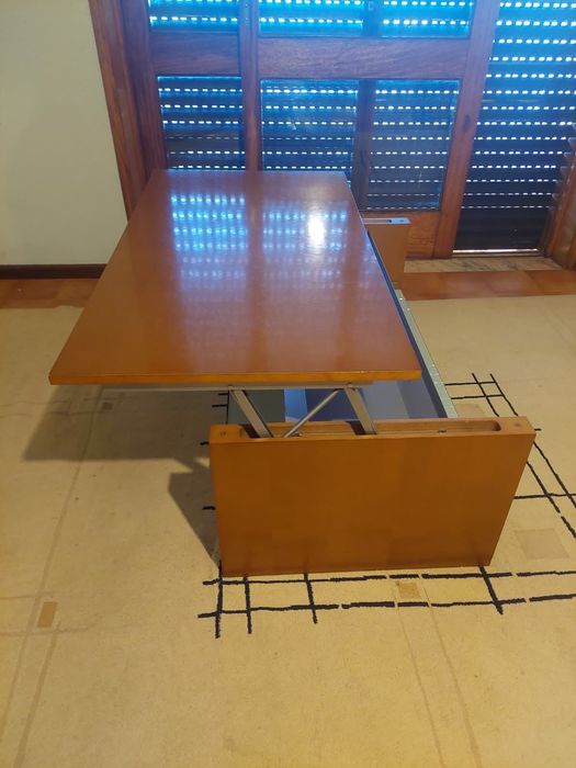 Conjunto mobiliário de sala com mesa de jantar e móveis de apoio