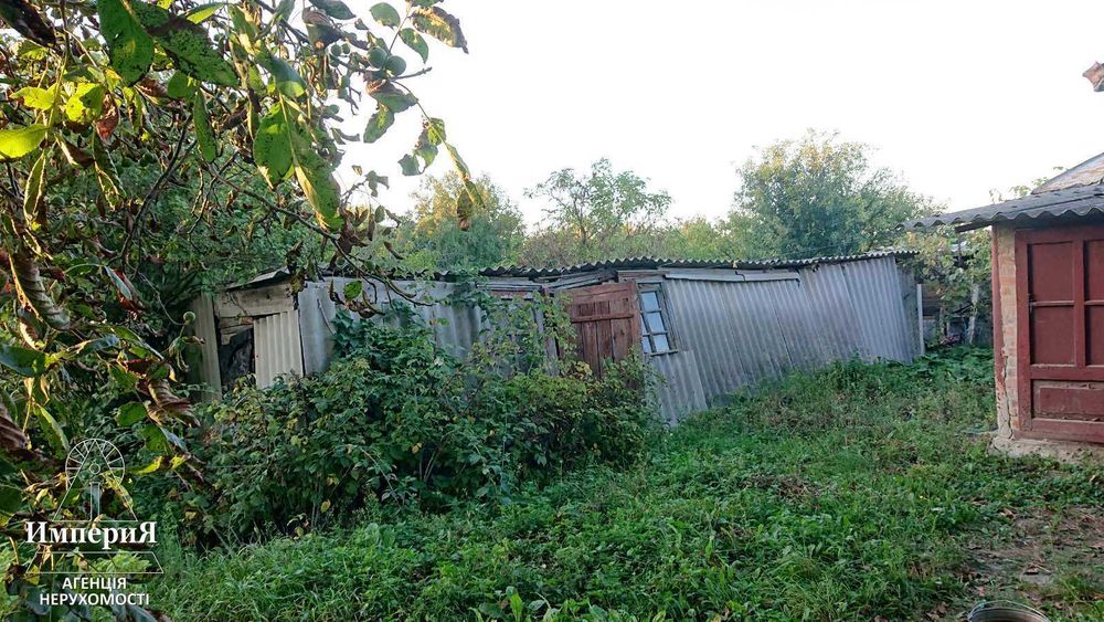 Півбудинку в Шамраівці.27 соток.Фундамент під новий будинок.