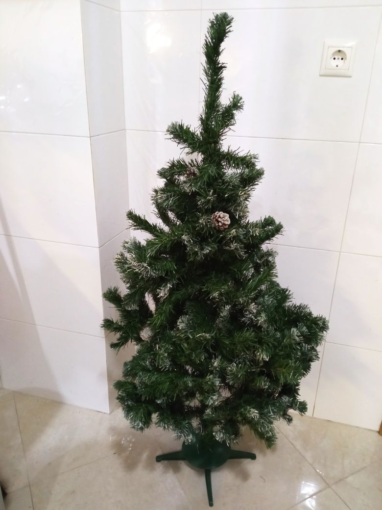 Árvore de Natal com pinhas. 1.25