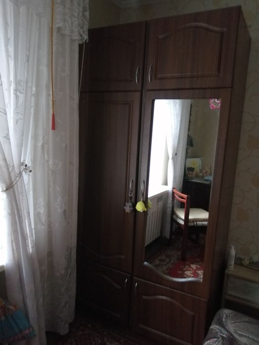 Шафа з дзеркалом в хорошому стані