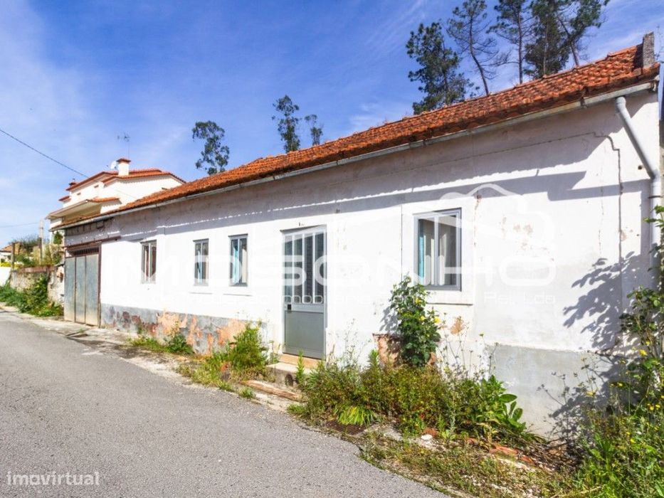 Moradia recuperada, com terreno e zona calma