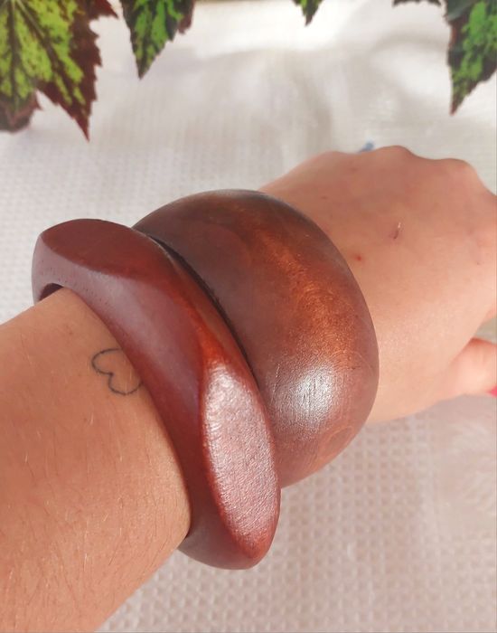 Pulseira de madeira larga