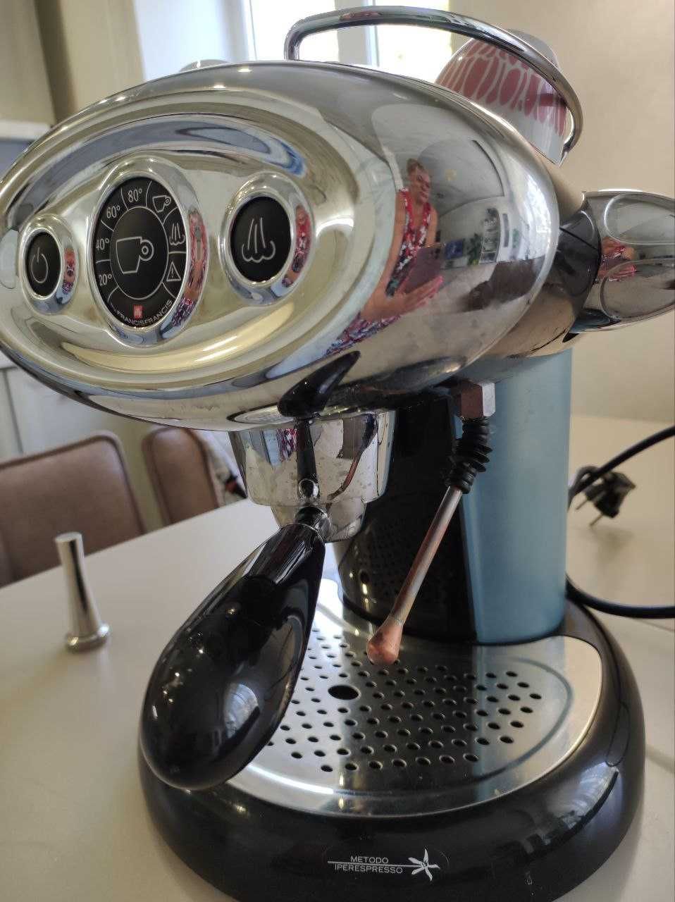 Продам кавоварку з чашками Francis Francis X7 / illy X7 Series!