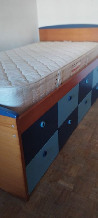 Cama / Estrado com gavetas (colchão incluído)