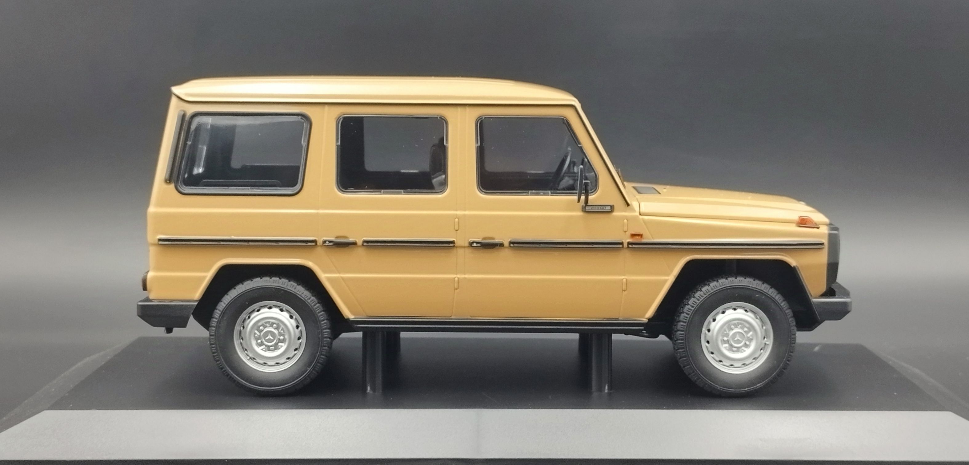 Mercedes Benz G-CLASS (W460) LWB 1980 1:18 Minichamps limit 1/504