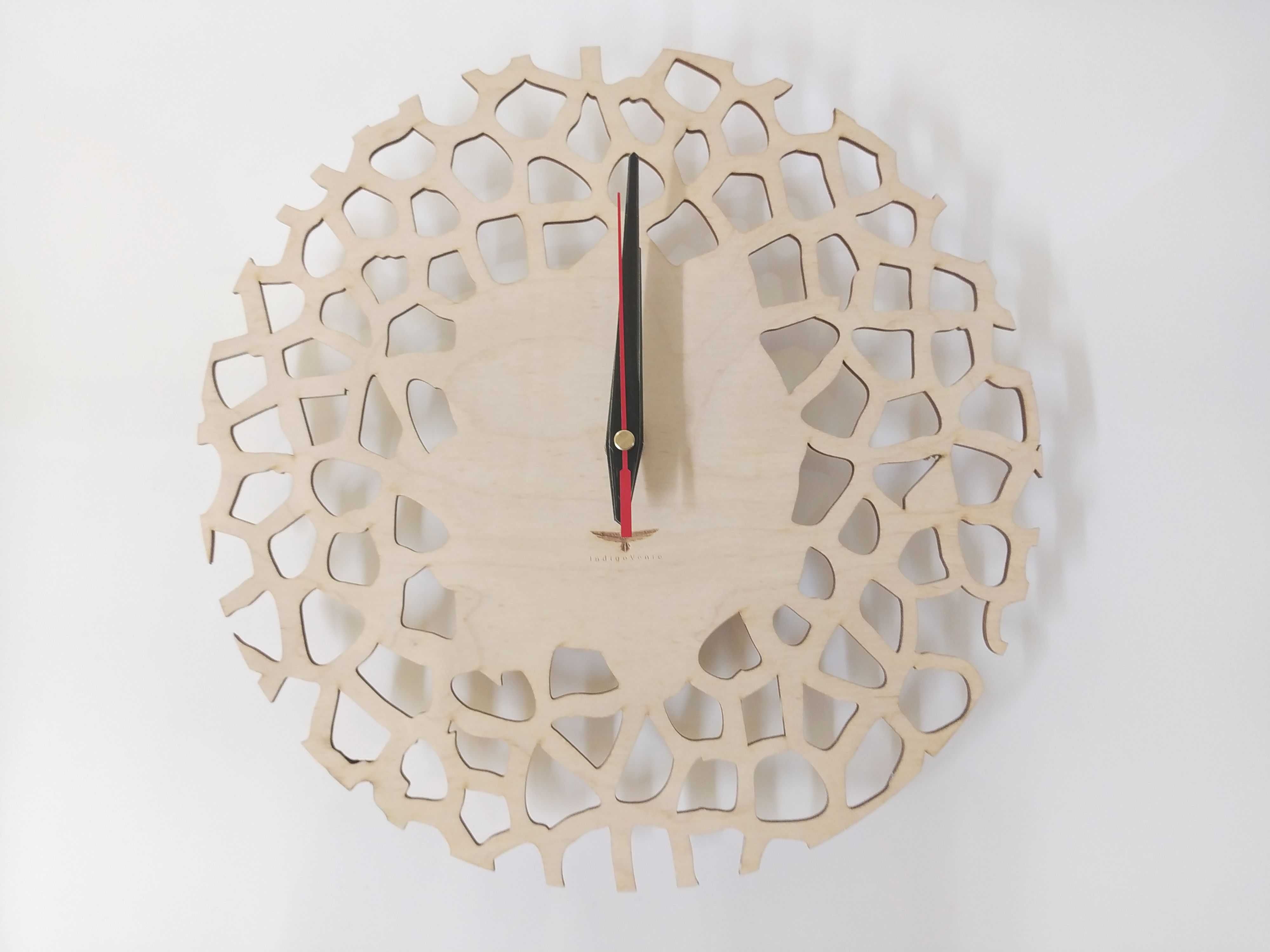 Drewniany zegar ze wzorem żyrafy
