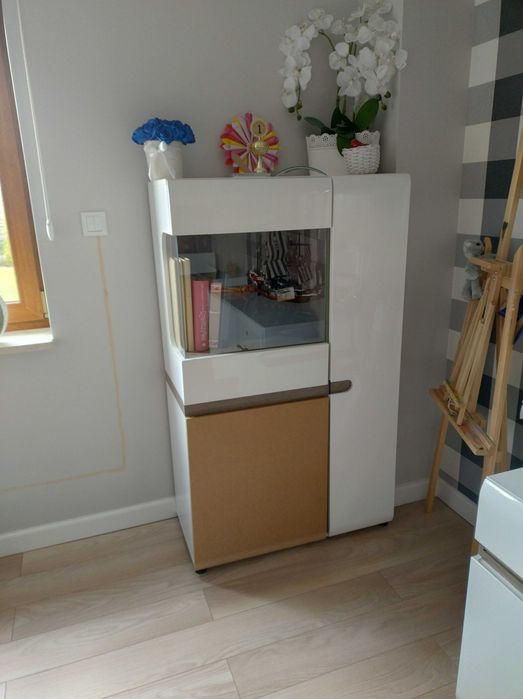 Sprzedam zestaw mebli - biurko i dwie witryny