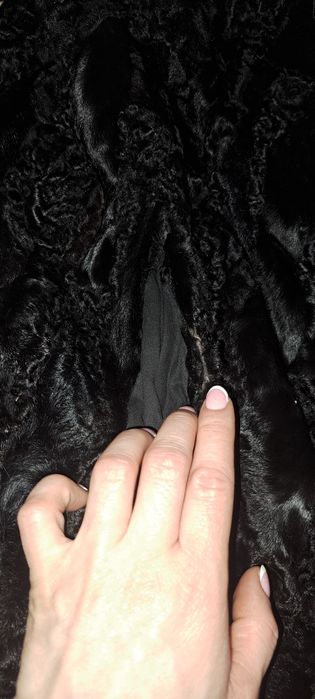 Krótkie naturalne czarne futro z karakuł