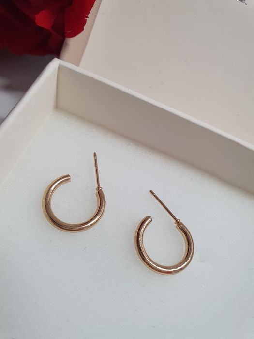 Delikatne złote kolczyki kółeczka wiszące