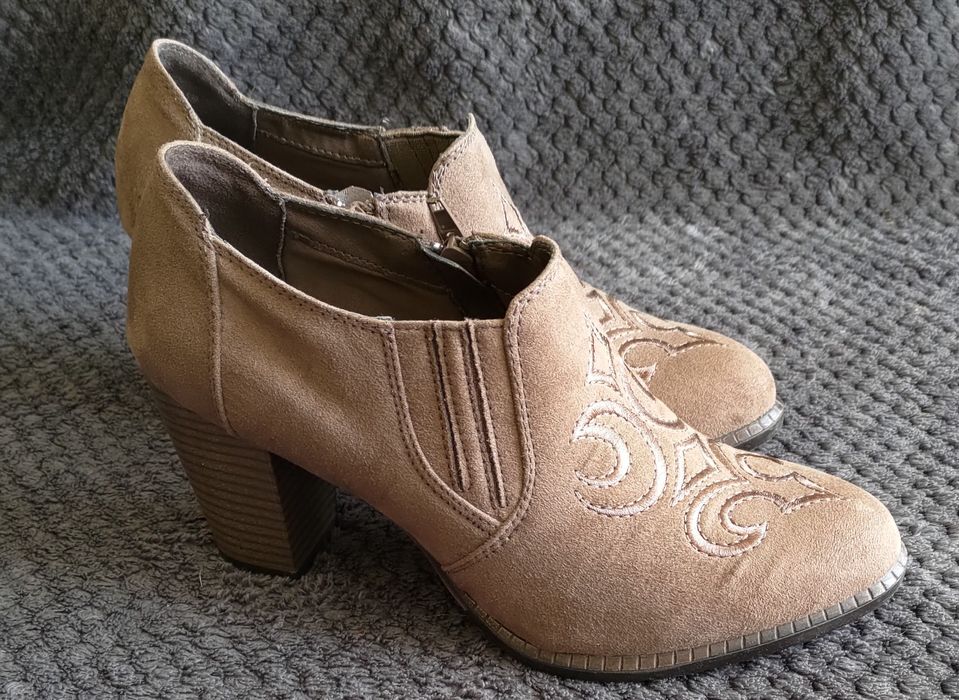 Botki buty na obcasie półbuty ciemny beż z wzorem