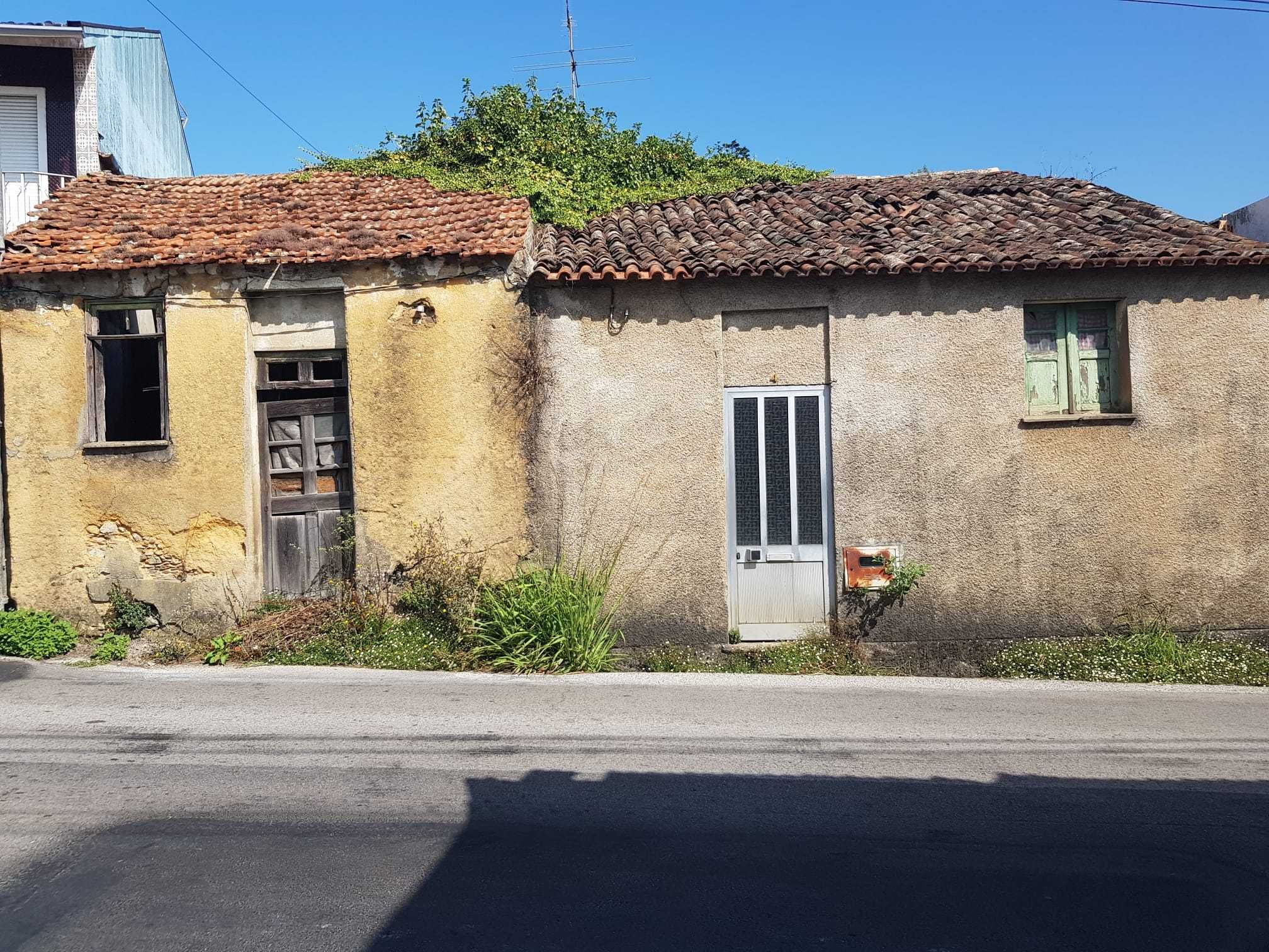 Oportunidade: casa de aldeia com quintal, arrecadação e lareira.