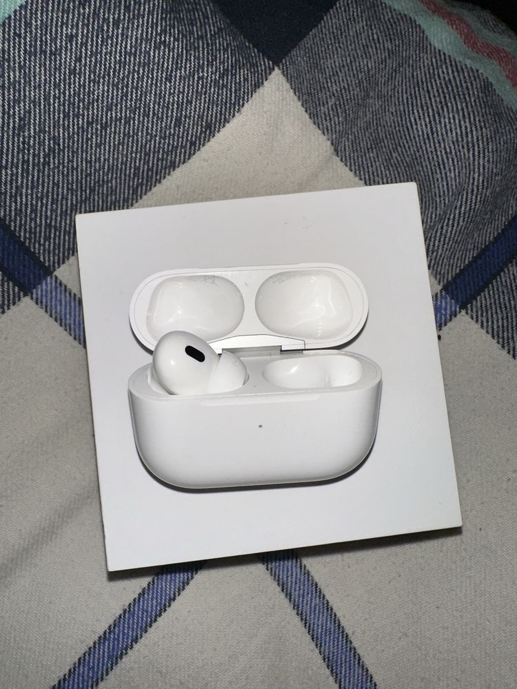Airpods pro 1. Кейс, и левый наушник.
