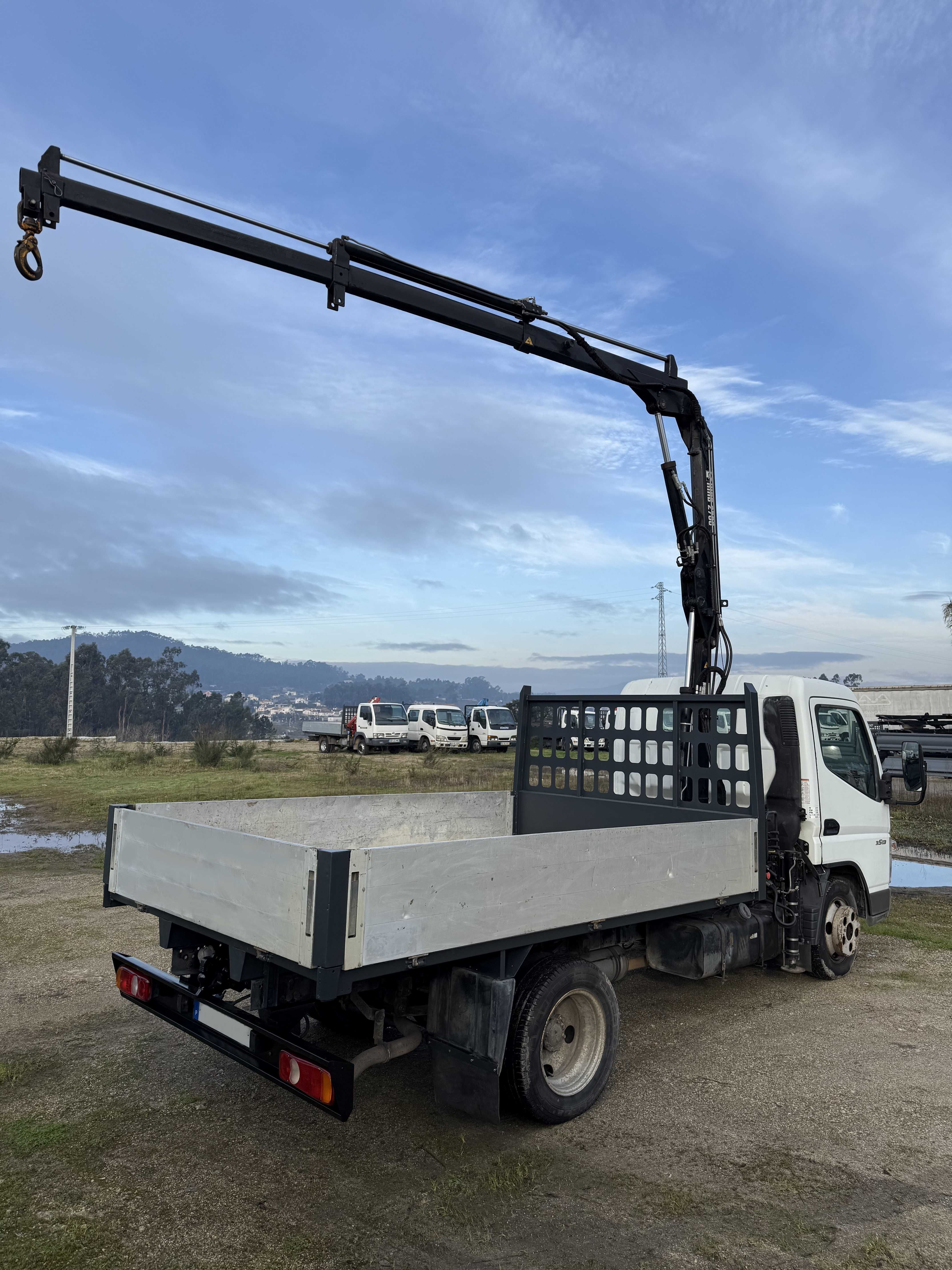 Mitsubishi Canter com grua HIAB