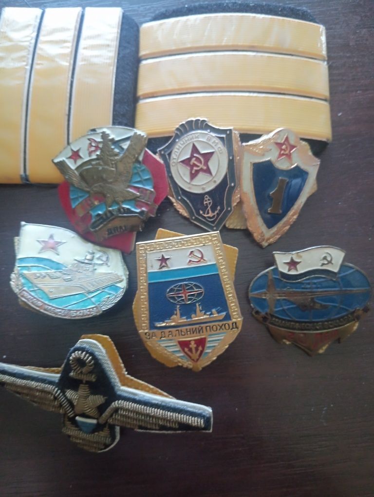 Значки ВМФ СССР  крейсер Баку