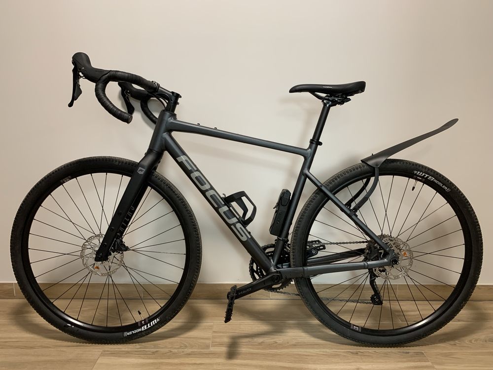 Gravel Focus Atlas 6.7 (rozmiar M, widelec karbon, Shimano GRX 400)