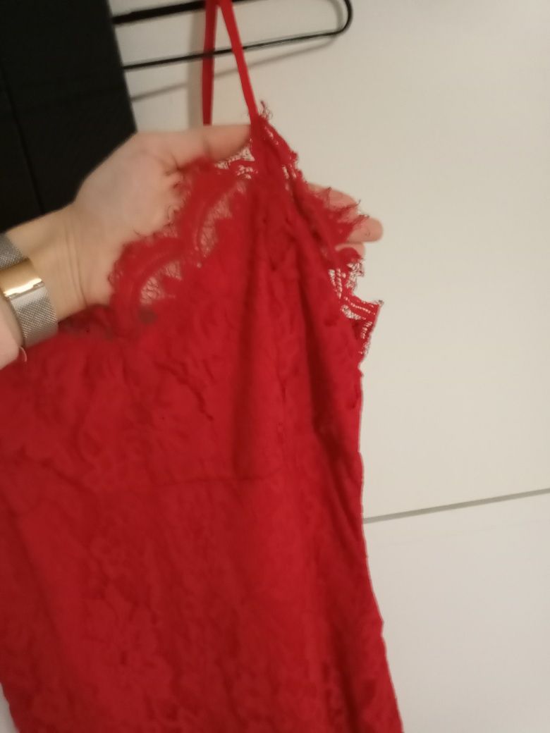 Czerwona sukienka z koronki S