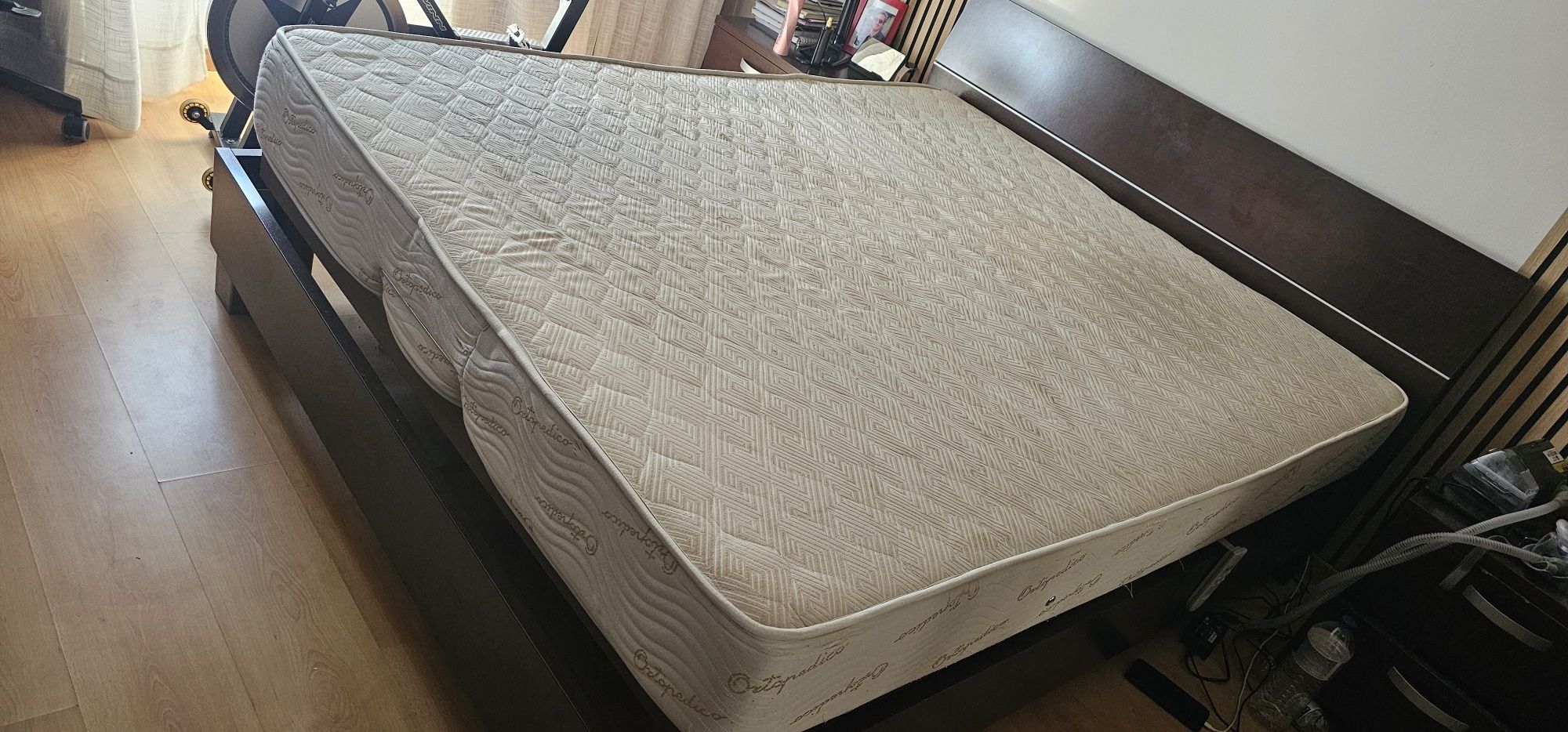 Cama casal com colchão e 2 mesas cabeceira