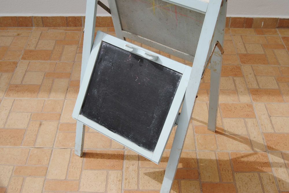 Quadro antigo em madeira e ardósia com cavalete - vintage