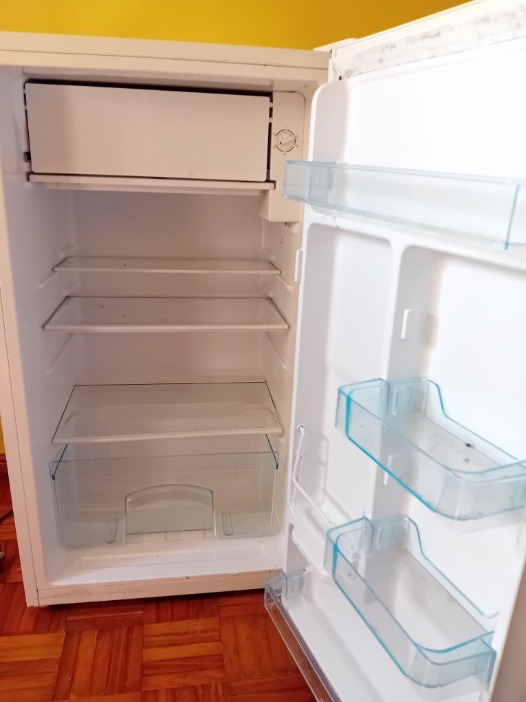 Mini bar com congelador