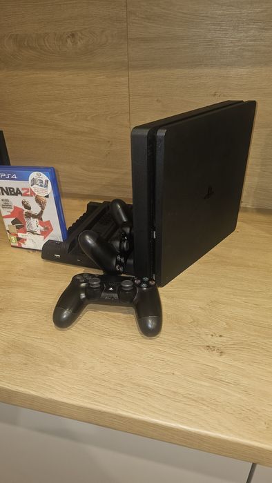 Playstation 4 slim z napedem 500 gb 2 pady gra stacja chłodząca
