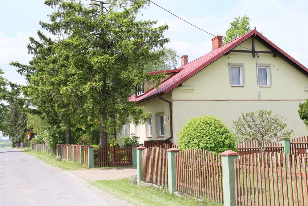 Ładny dom z garażami i pięknym ogrodem, Kolonia Osiek- 650 000zł