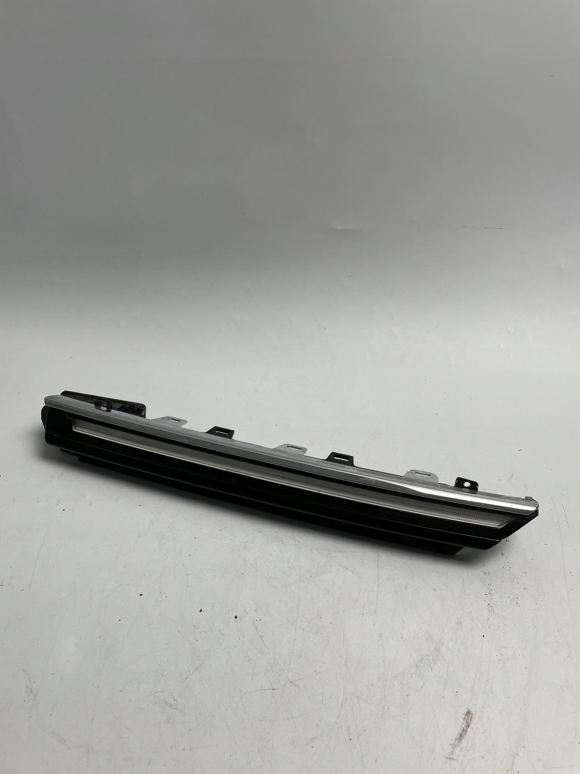 Vw Golf VIII Led DRL w grill lewy