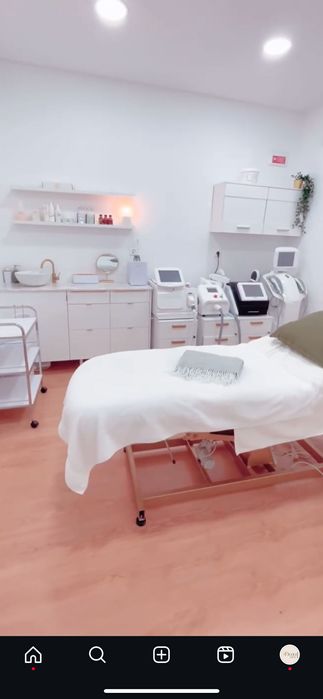 Gabinete e mesa de manicure em clínica nas colinas do cruzeiro